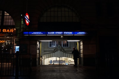 夜间站在贝克街地铁站的男子